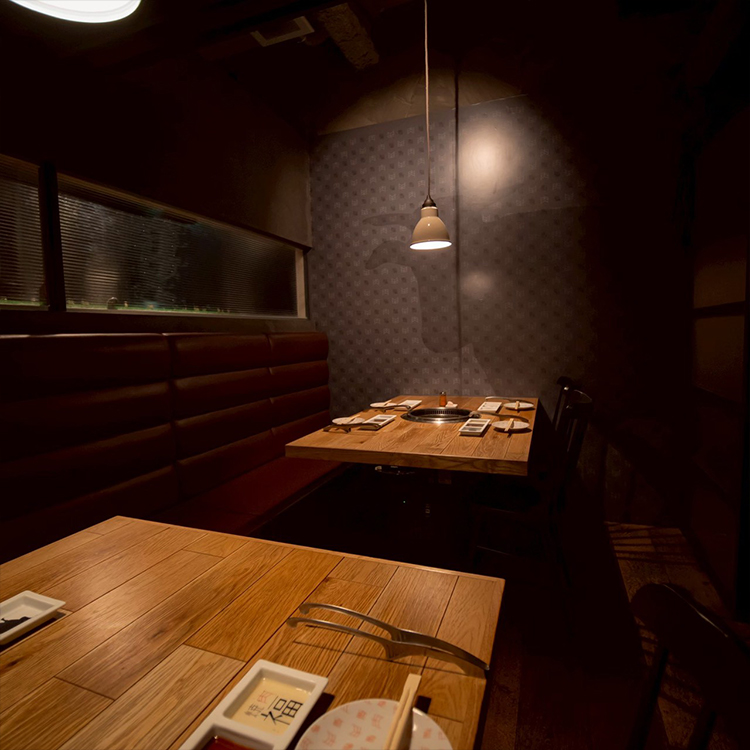 名駅西口店 完全個室（6名様・最大12名様） ／ ゆったりとしたソファ席で、周囲を気にせず心置きなく。ご宴会や接待に。