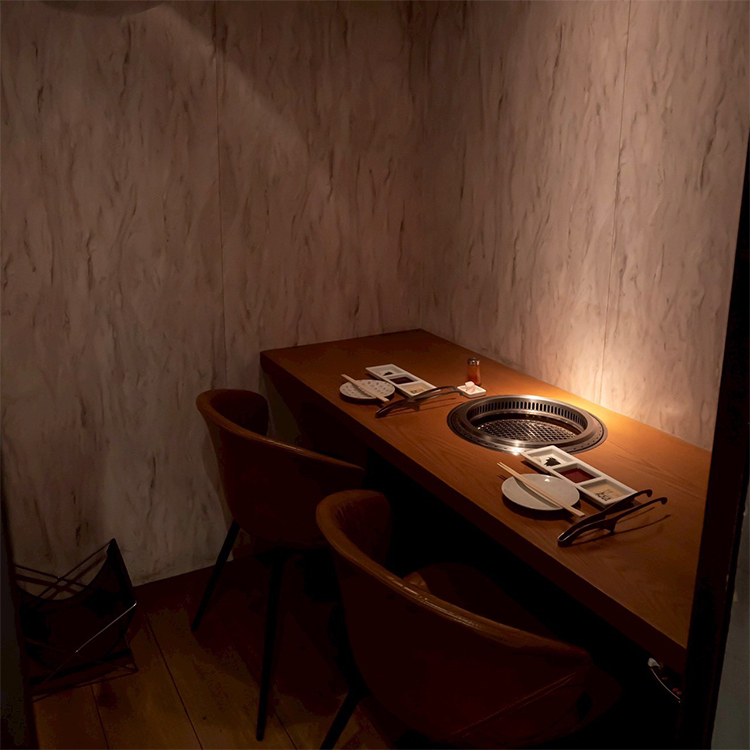 錦通り店 カップルシート（2名様） ／ 肩を並べて座る、ふたりだけの一席。デートや記念日のお食事に。