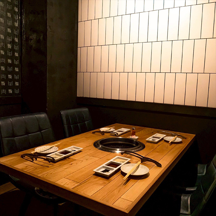 錦通り店 VIP ROOM（4名様） ／ 扉で閉ざされた、店の一角に佇む特別な一室。少人数での接待や、記念日に。