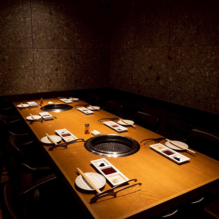 錦通り店 VIP ROOM（8〜9名様） ／ ゆったりとしたソファ席を備えた上質な空間。接待や会食など、「ここぞ」という場面に。